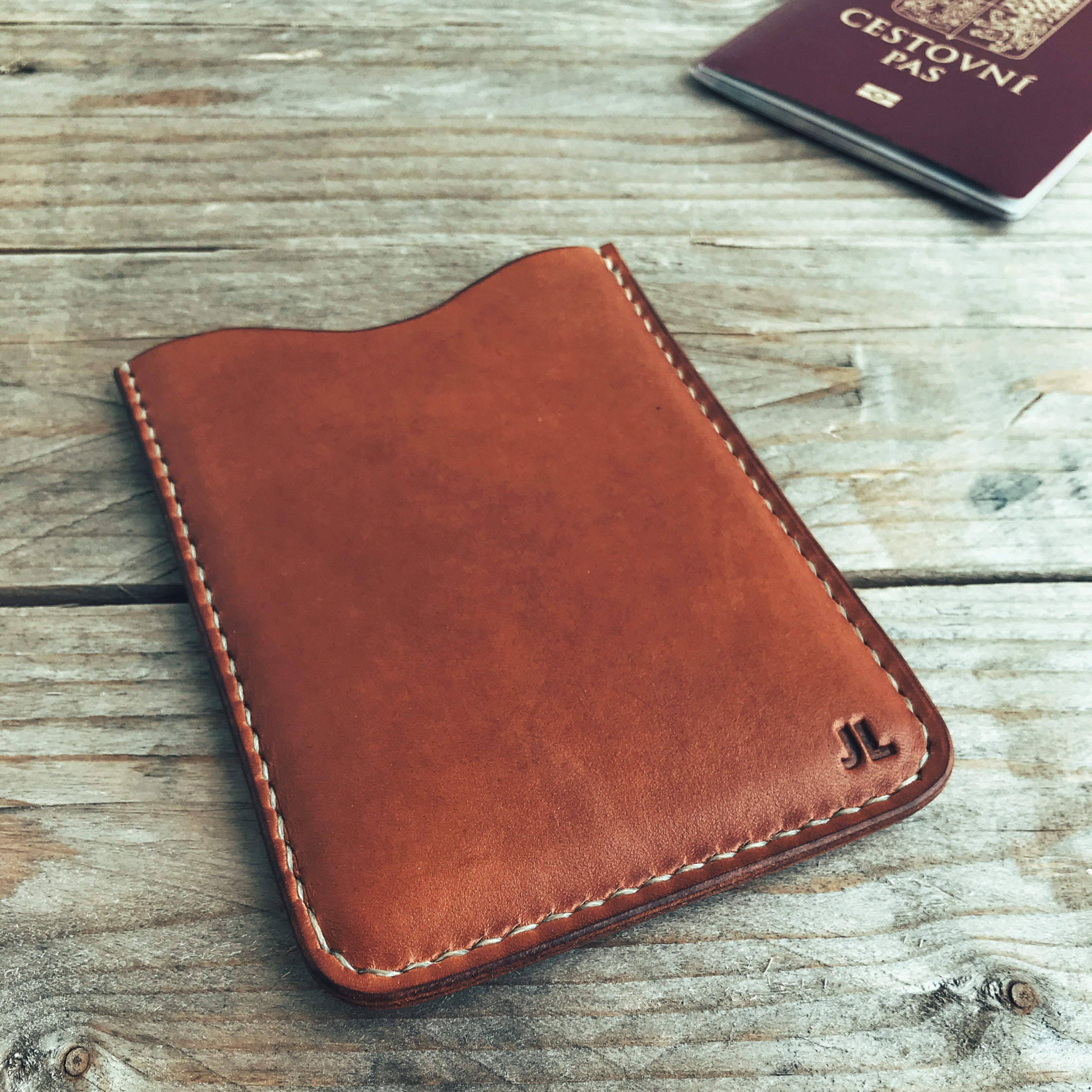 Hnědé kožené pouzdro na cestovní pas a doklady – LOVECKY Leather
