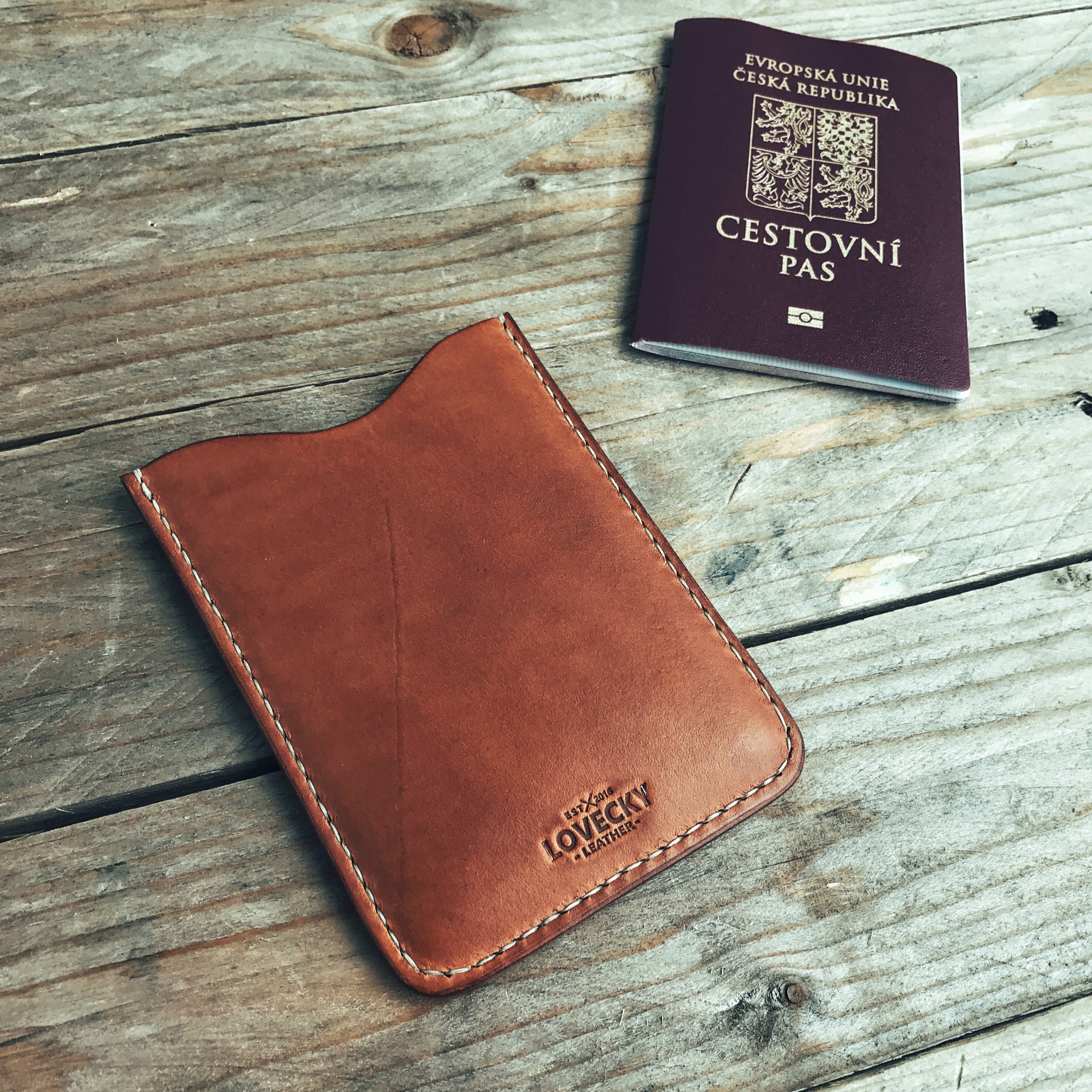 Kožené pouzdro na cestovní pas a doklady s logem LOVECKY Leather, zadní strana