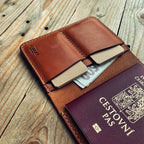 Lovecky Leather detail přihrádek světle hnědého koženého pouzdra na cestovní pas a doklady – karty a bankovka