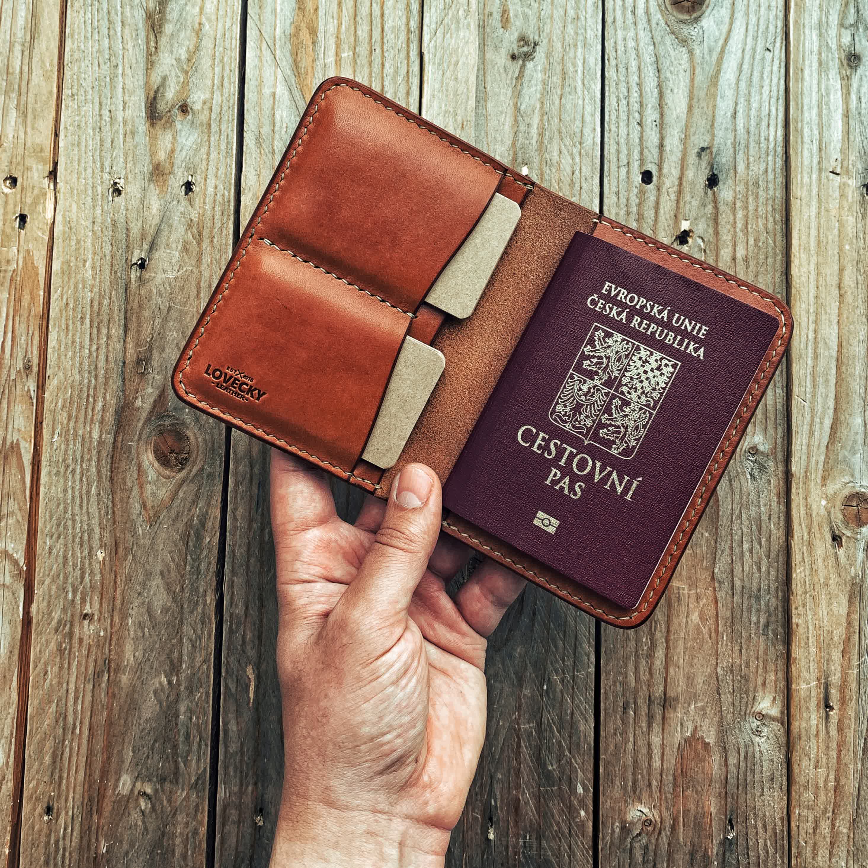 Lovecky Leather světle hnědé kožené pouzdro na cestovní pas a doklady – otevřené v ruce