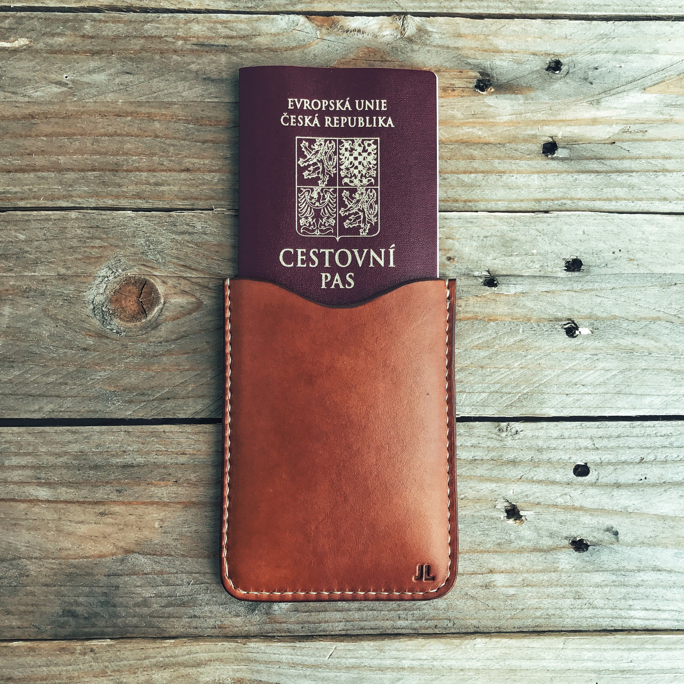 Kožené pouzdro na cestovní pas a doklady s ražbou monogramu JL – LOVECKY Leather