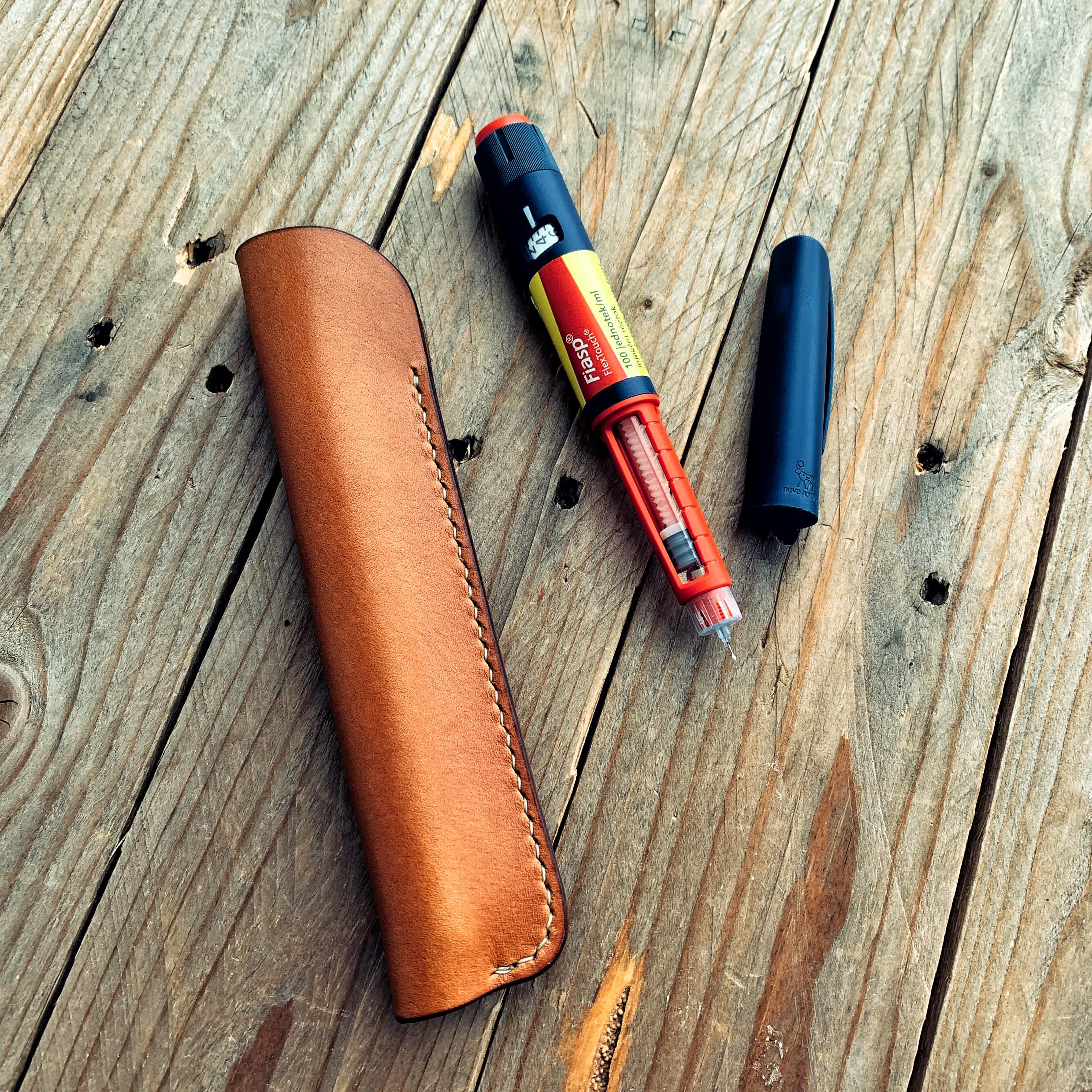 Lovecky Leather univerzální pouzdro z přírodní kůže na pera AllStar a JuniorStar - datil přírodní kůže a ričního šití