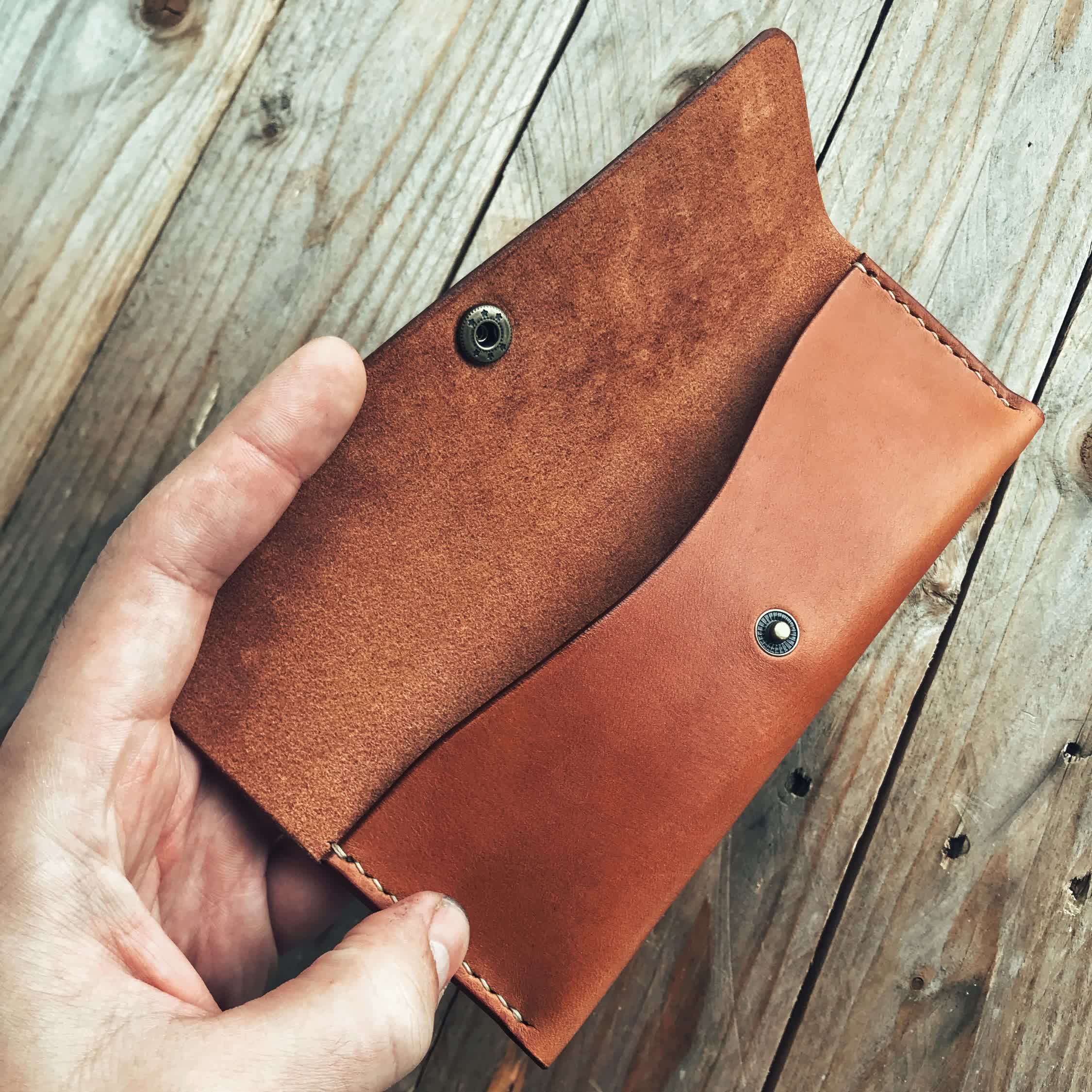 Lovecky Leather detail ručně šitého koženého pouzdra na psací potřeby - zapínáním na druk 