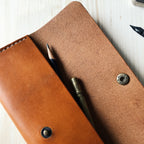 Lovecky Leather kožené pouzdro na psací potřeby - penál ve světle hnědé barvě otevřený