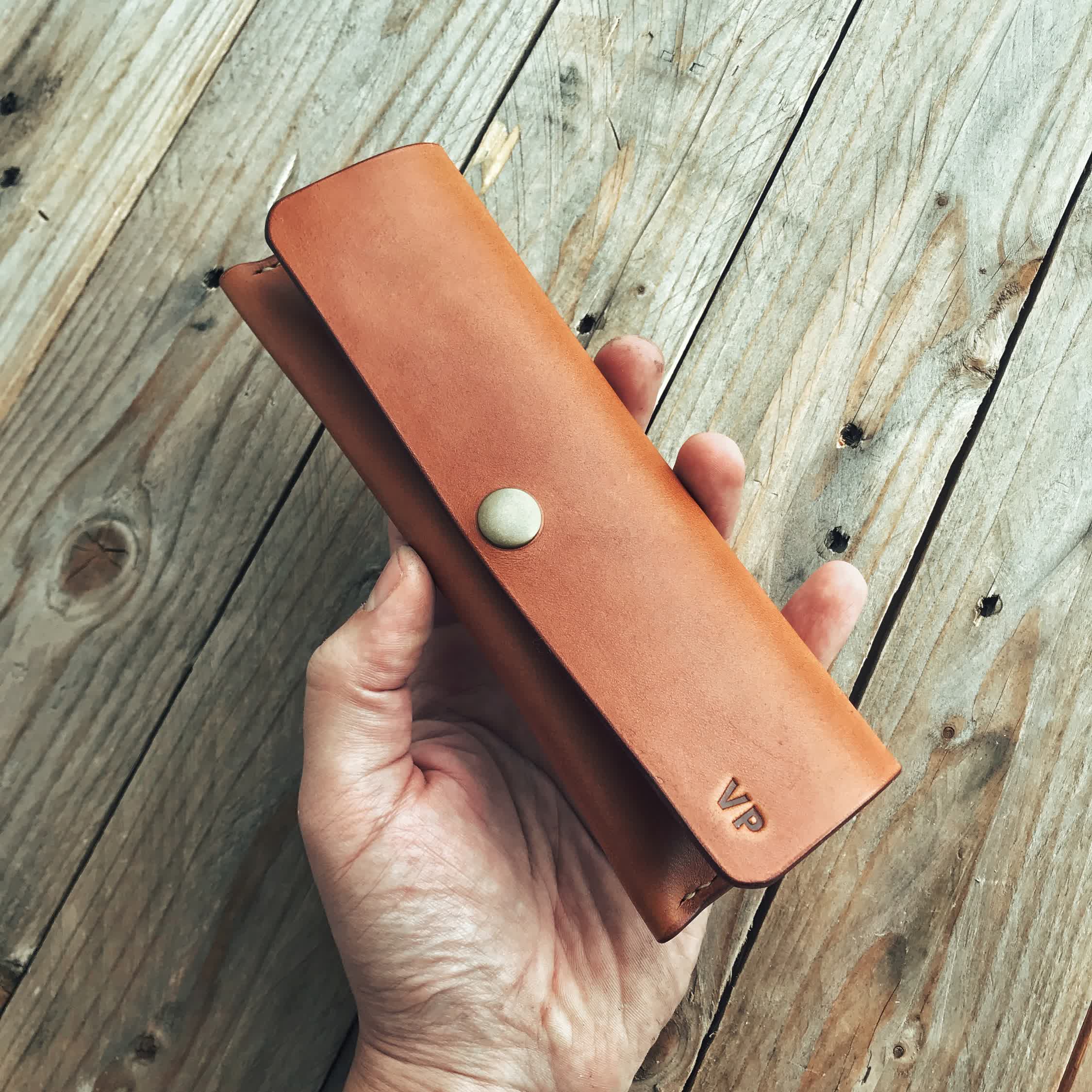 Lovecky Leather personalizované kožené pouzdro na psací potřeby (penál) s monogramem – hnědé