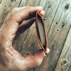 LOVECKY Leather – kožené pouzdro na vizitky, vizitkář a vizitkovník plné vizitek, pohled z boku, ruční výroba