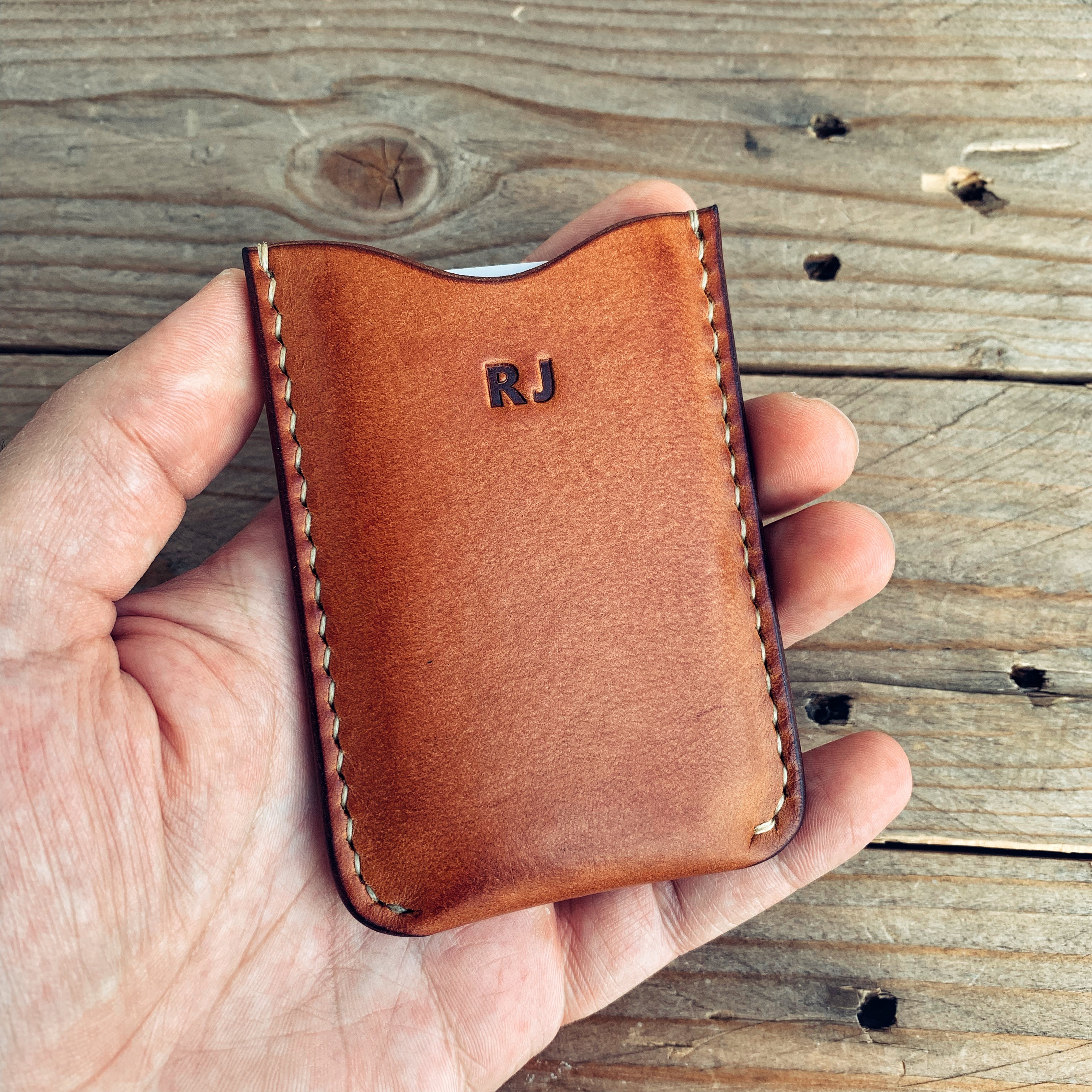 LOVECKY Leather – kožené pouzdro na vizitky, vizitkář a vizitkovník ve světle hnědé barvě s vyraženým monogramem, ruční výroba