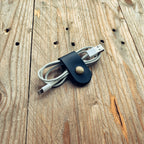 Lovecky Leather kožený držák na nabíjecí kabel v černé barvě – praktické řešení proti zamotání.