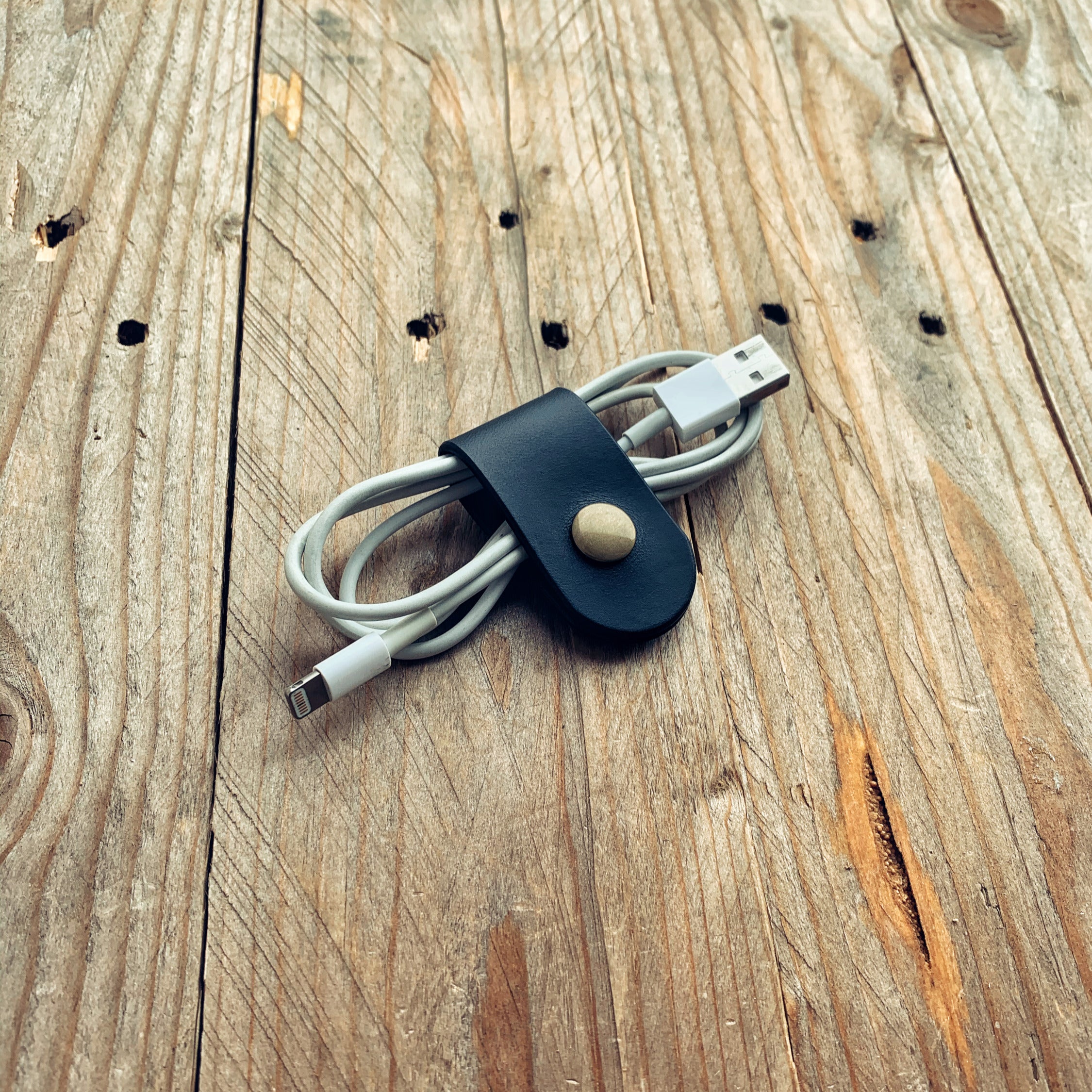 Lovecky Leather kožený držák na nabíjecí kabel v černé barvě – praktické řešení proti zamotání.