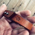 LOVECKY Leather kožený náramek 15 s ražbou květiny – zakázková výroba z kůže, ruční práce z pravé hovězí kůže.
