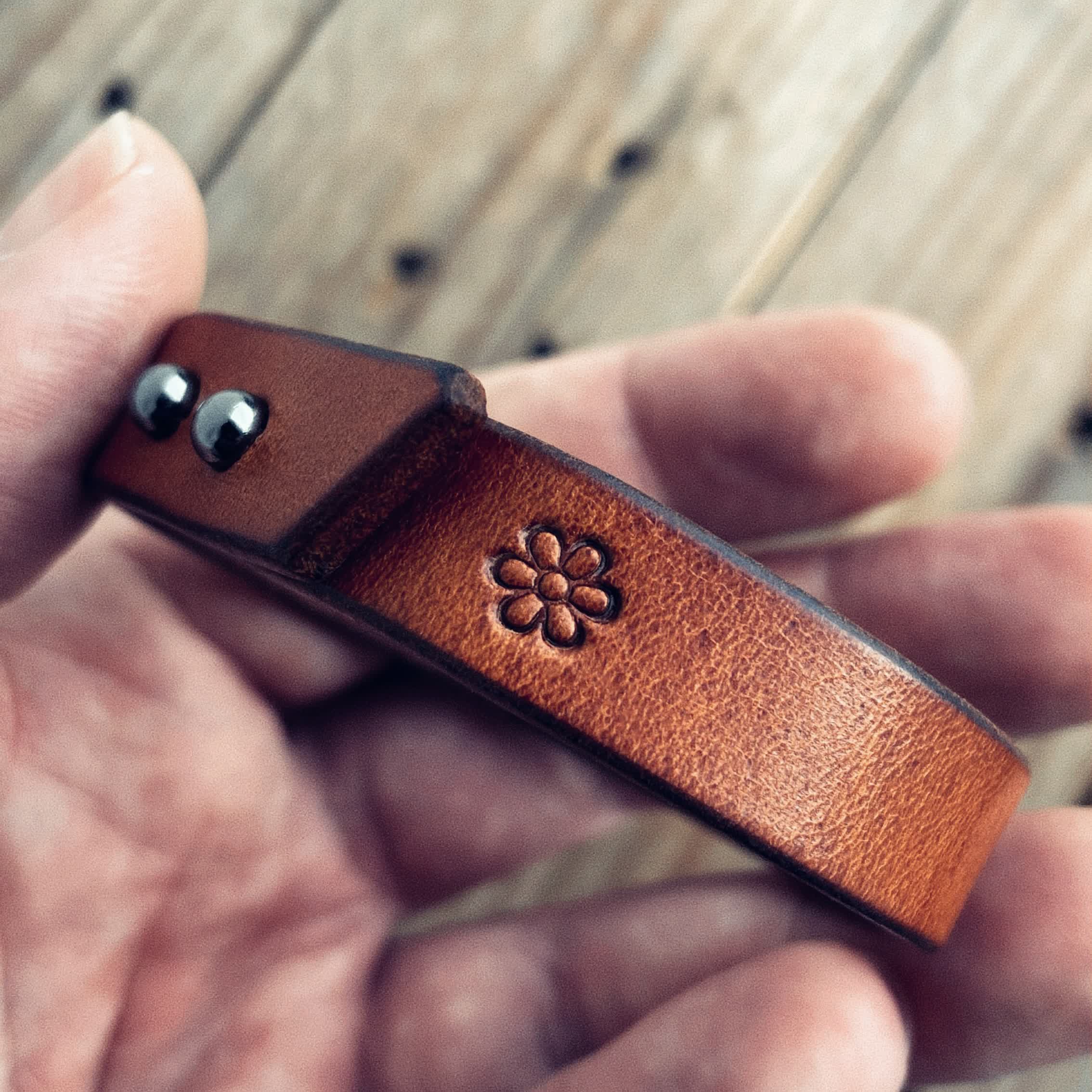 LOVECKY Leather kožený náramek 15 s ražbou květiny – zakázková výroba z kůže, ruční práce z pravé hovězí kůže.
