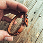 Lovecky Leather kožený náramek 9 – detail ručně vyrobeného zapínání se dvěma sedlářskými knoflíky.