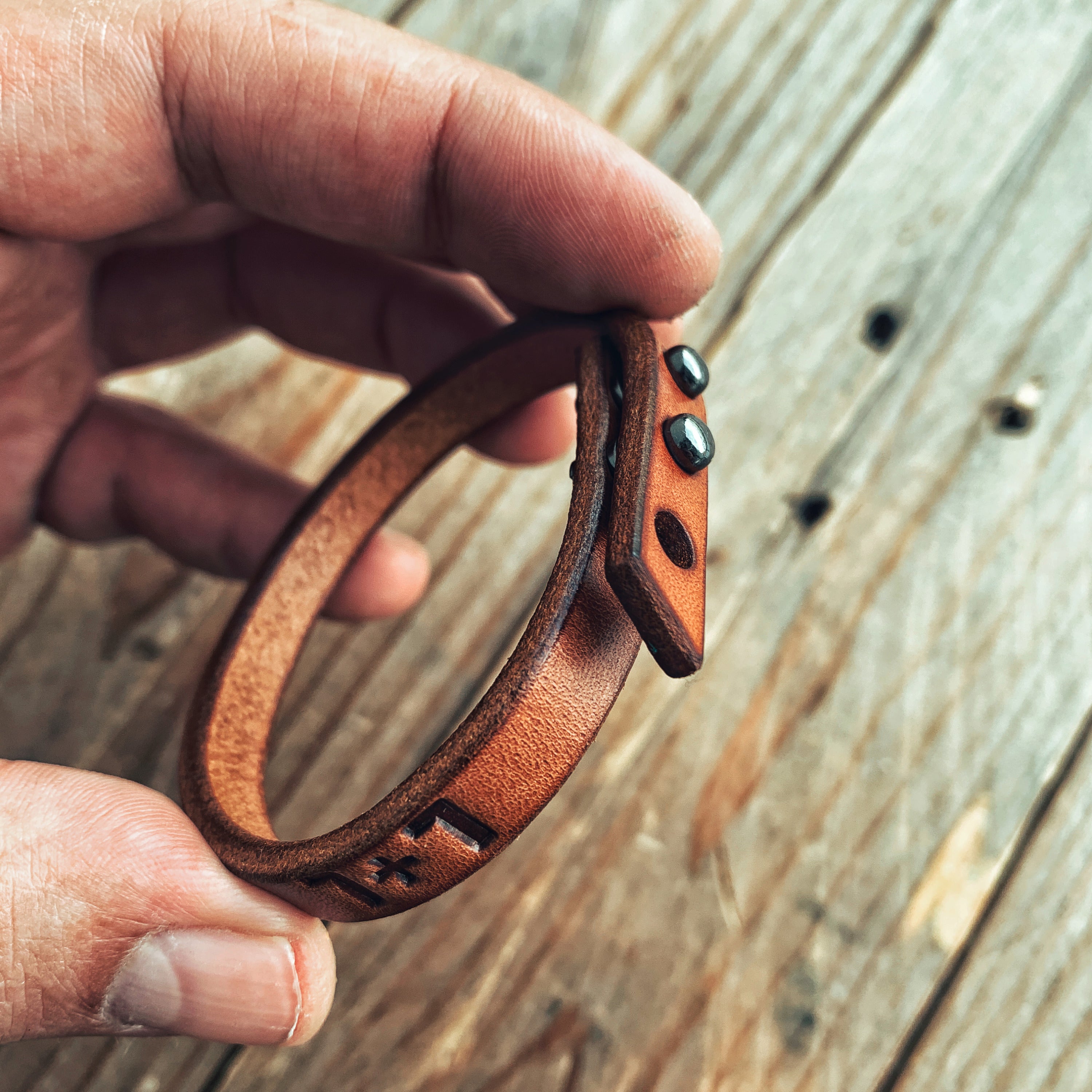 Lovecky Leather kožený náramek 9 – detail ručně vyrobeného zapínání se dvěma sedlářskými knoflíky.