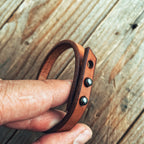 Lovecky Leather kožený náramek 9 – detail sedlářských knoflíků a ručně hlazených hran z přírodní hovězí kůže.