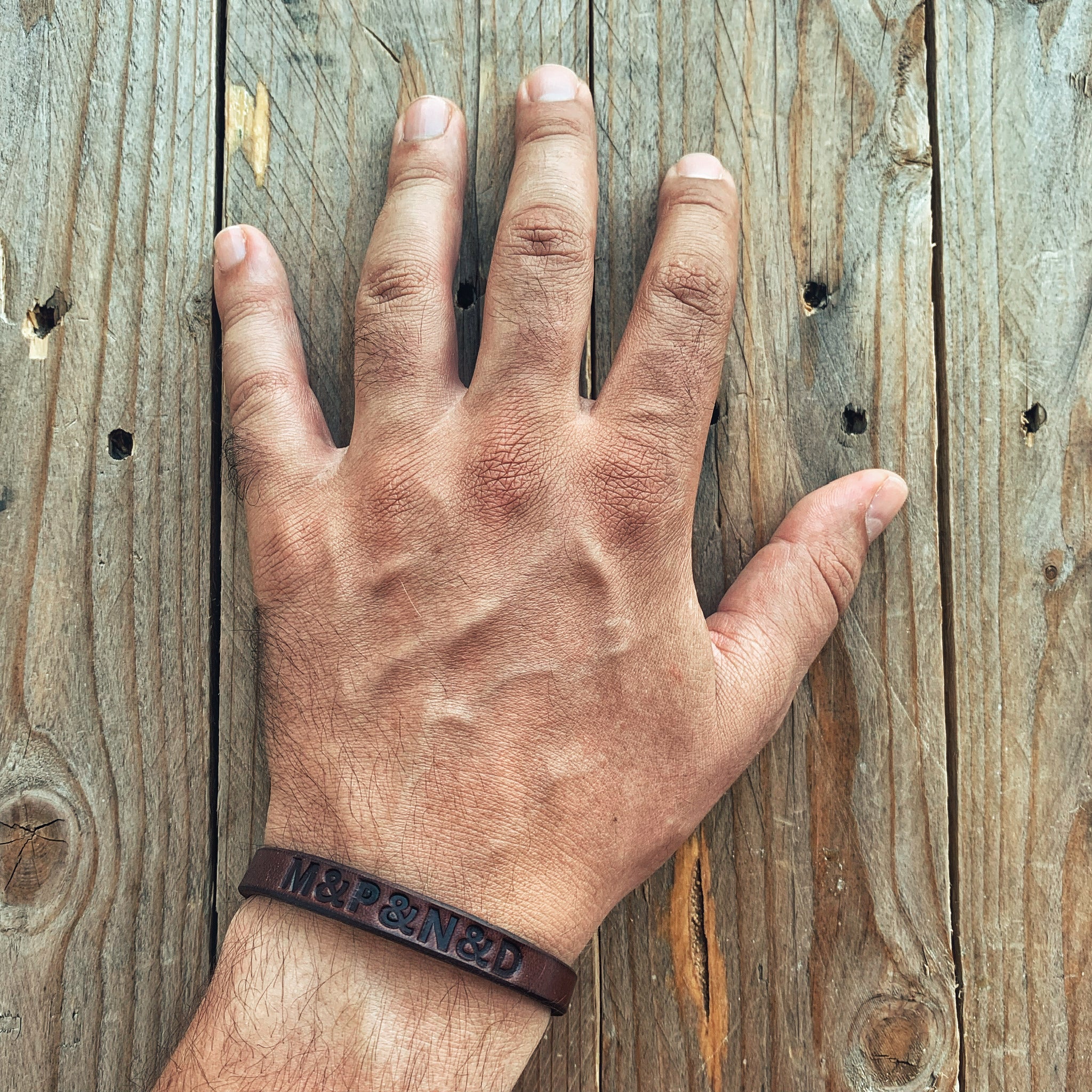 Lovecky Leather kožený náramek 9 s vyraženými písmeny, ručně vyrobený doplněk na ruku z pravé hovězí kůže.