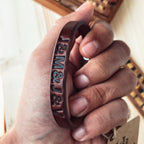 Lovecky Leather kožený náramek 9 s individuální ražbou iniciál – ručně vyrobený kožený náramek na zakázku.