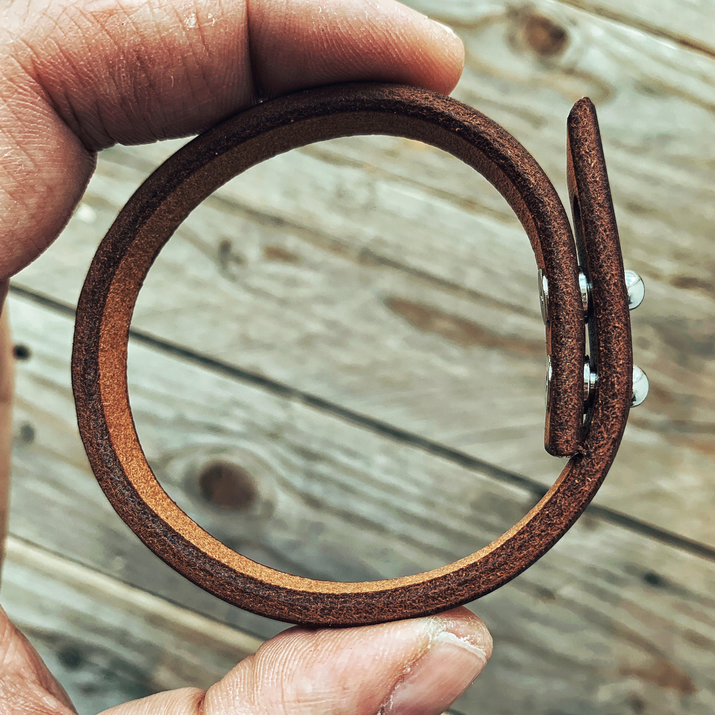 Lovecky Leather kožený náramek 9 – ručně vyrobený v Brně z 3,5 mm silné italské hověziny s detailním zpracováním hran.