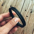 Lovecky Leather kožený náramek 9 Šitý – ručně šitý náramek z černé kůže s čistým designem a jemně leštěnými hranami.