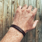 Lovecky Leather kožený náramek 9 Šitý – ručně šitý kožený náramek na zápěstí, decentní doplněk pro muže i ženy.