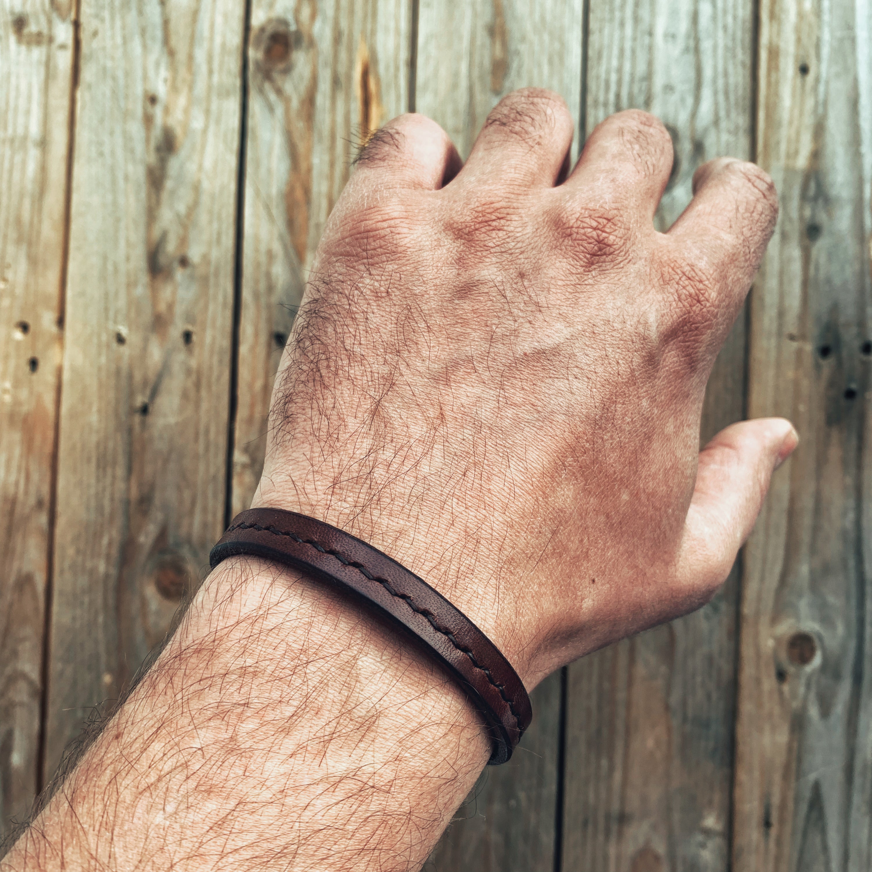 Lovecky Leather kožený náramek 9 Šitý – ručně šitý kožený náramek na zápěstí, decentní doplněk pro muže i ženy.