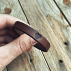 Lovecky Leather kožený náramek 9 s ražbou srdce – decentní doplněk z italské hověziny ručně vyrobený v Brně.