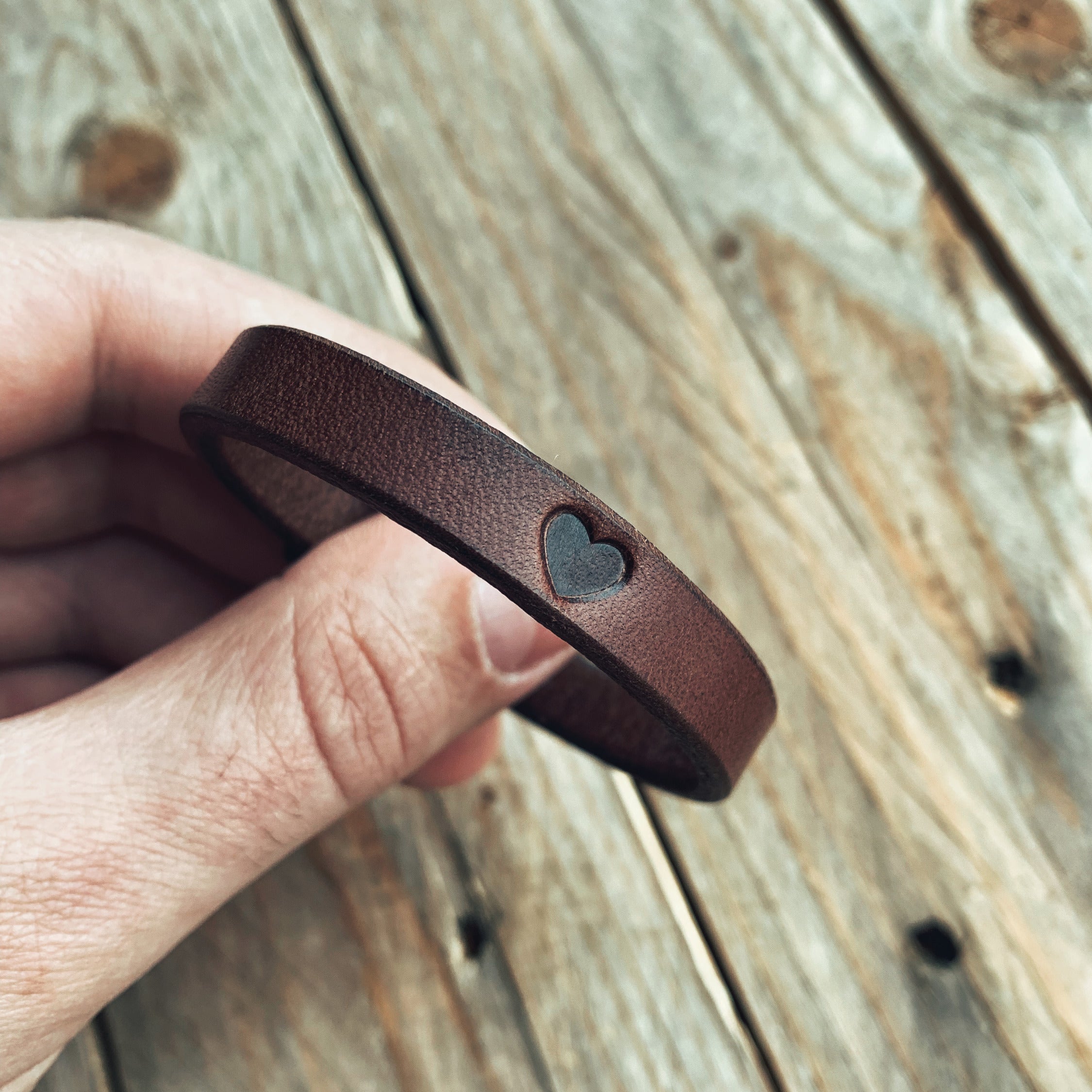 Lovecky Leather kožený náramek 9 s ražbou srdce – decentní doplněk z italské hověziny ručně vyrobený v Brně.