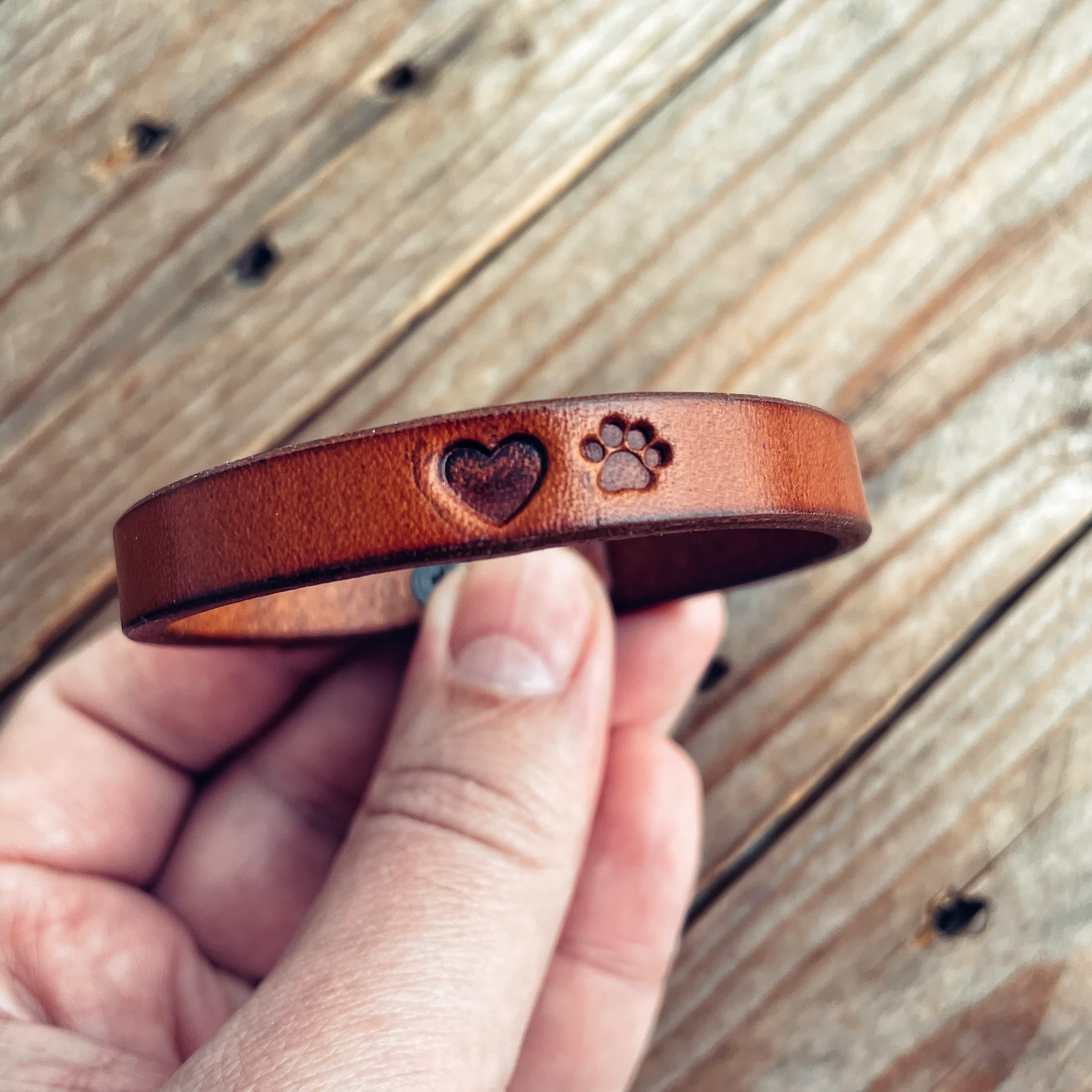 Lovecky Leather kožený náramek 9 srdce a tlapka – Zachraň výrobek Z8