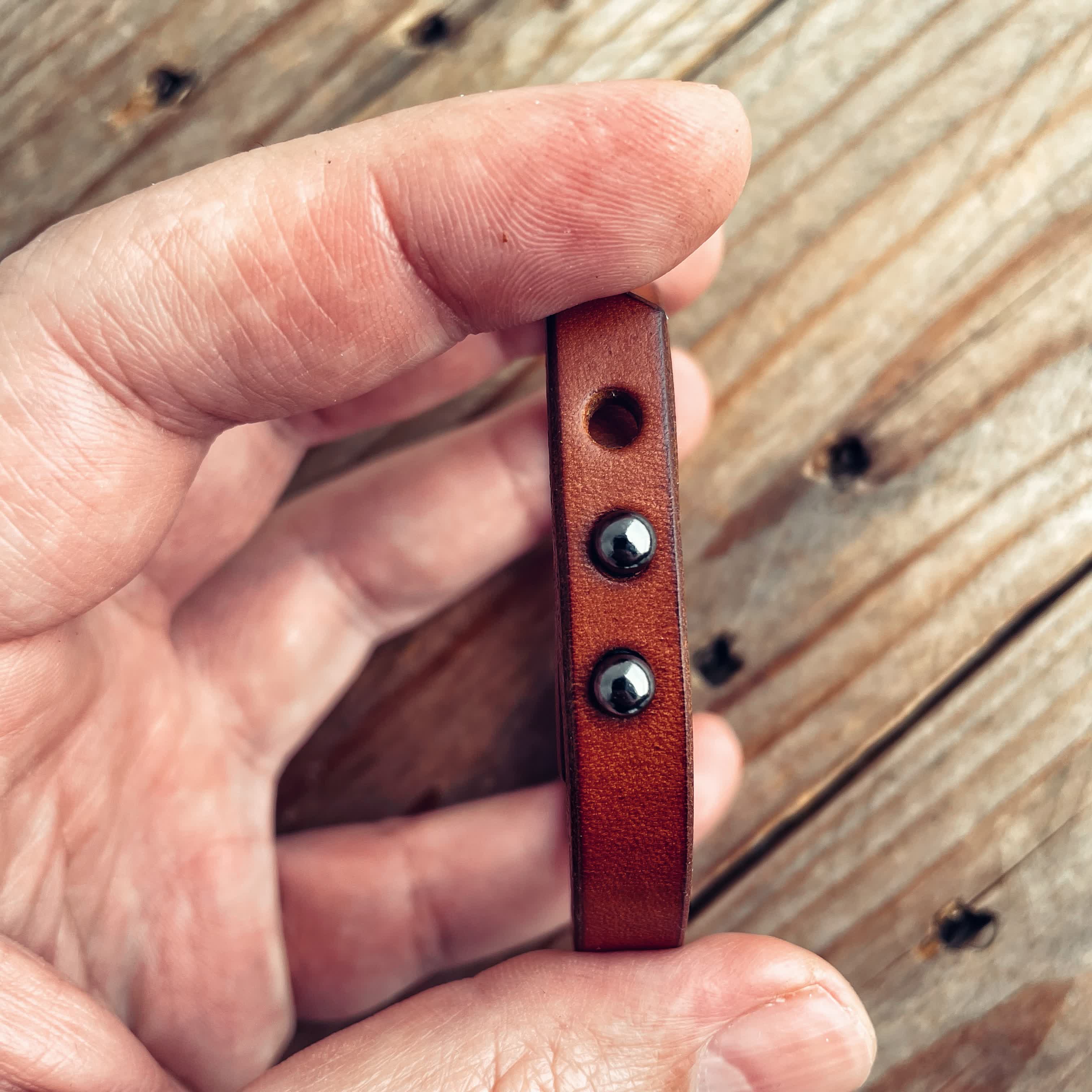 Lovecky Leather kožený náramek 9 – zapínání na sedlářské knoflíky – Zachraň výrobek Z8