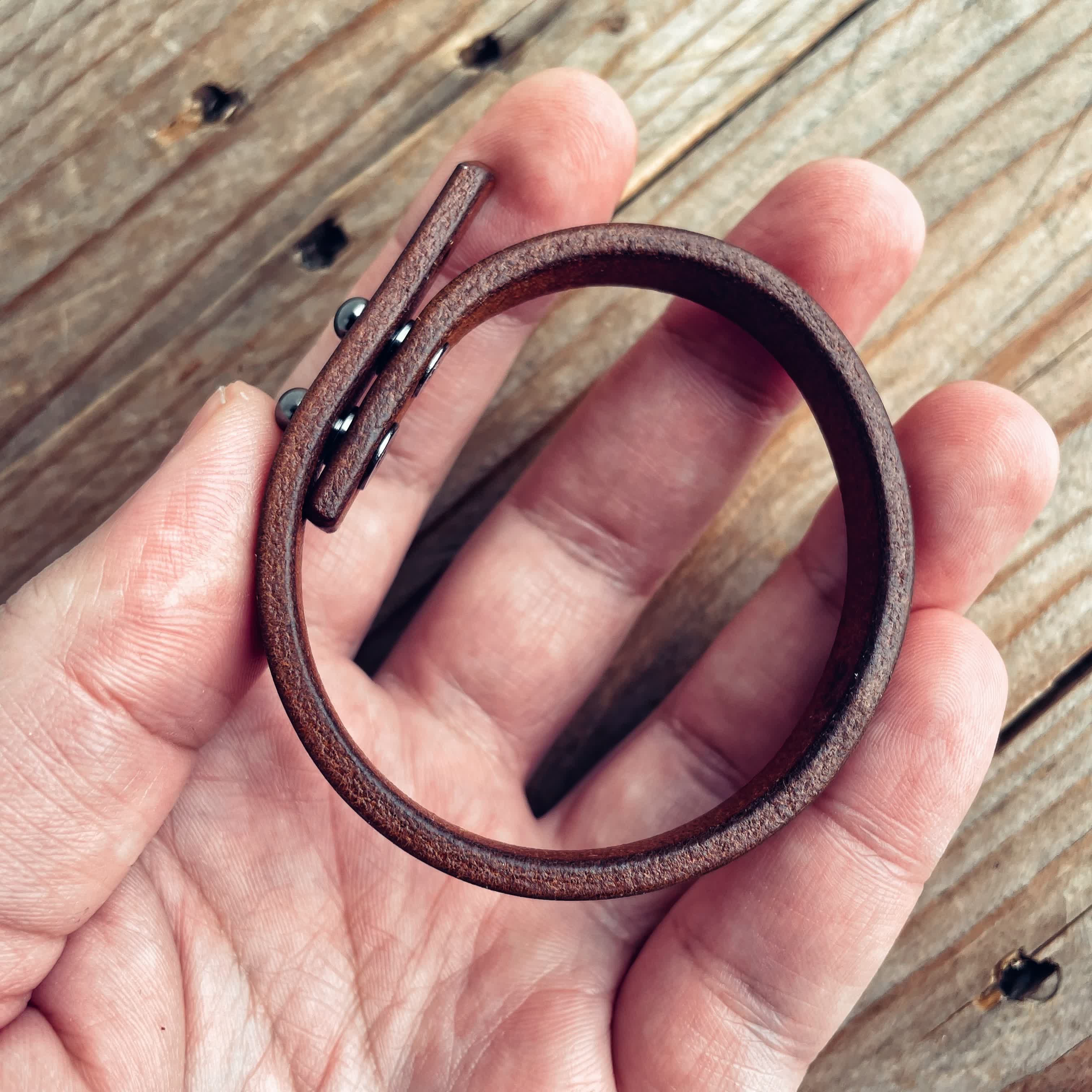 Lovecky Leather kožený náramek 9 – detail zapínání – Zachraň výrobek Z8