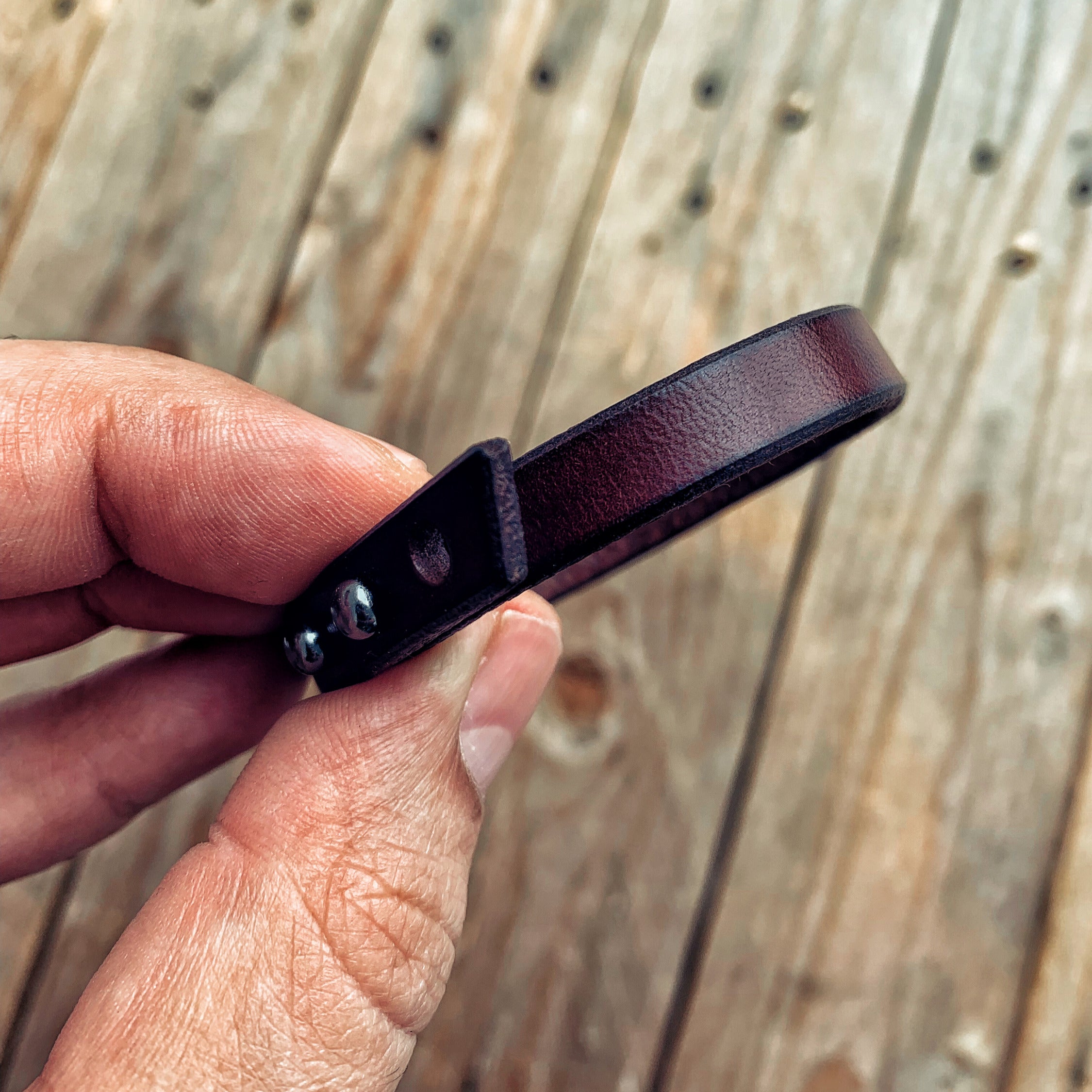 Lovecky Leather kožený náramek 9 v tmavě hnědé barvě – detail zapínání z pravé italské hovězí kůže.