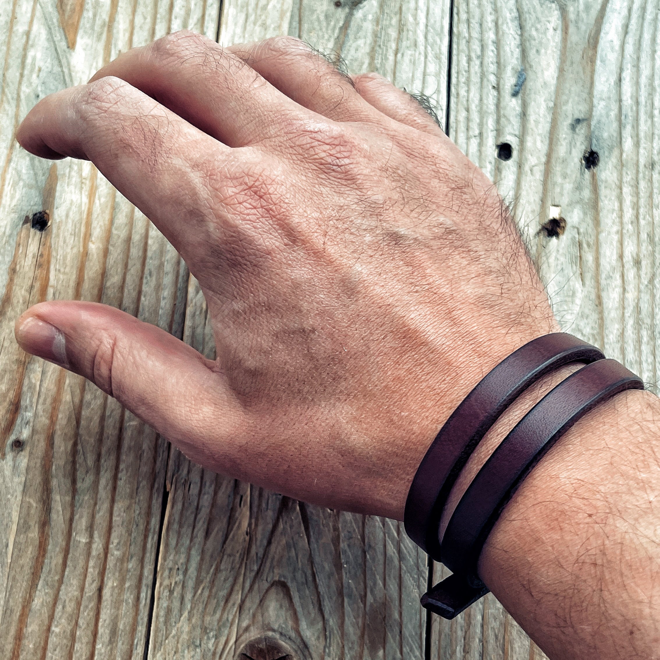 LOVECKY Leather pánský kožený náramek 9 Dvojitý na ruce hnědý – minimalistický kožený doplňek z pravé kůže, dvakrát obtočený kolem zápěstí, ručně vyrobený v Česku.