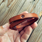 LOVECKY Leather kožený náramek s tlapkou  dvojitý – originální náramek pro milovníky psů a zvířat, ručně vyrobený z hovězí kůže.
