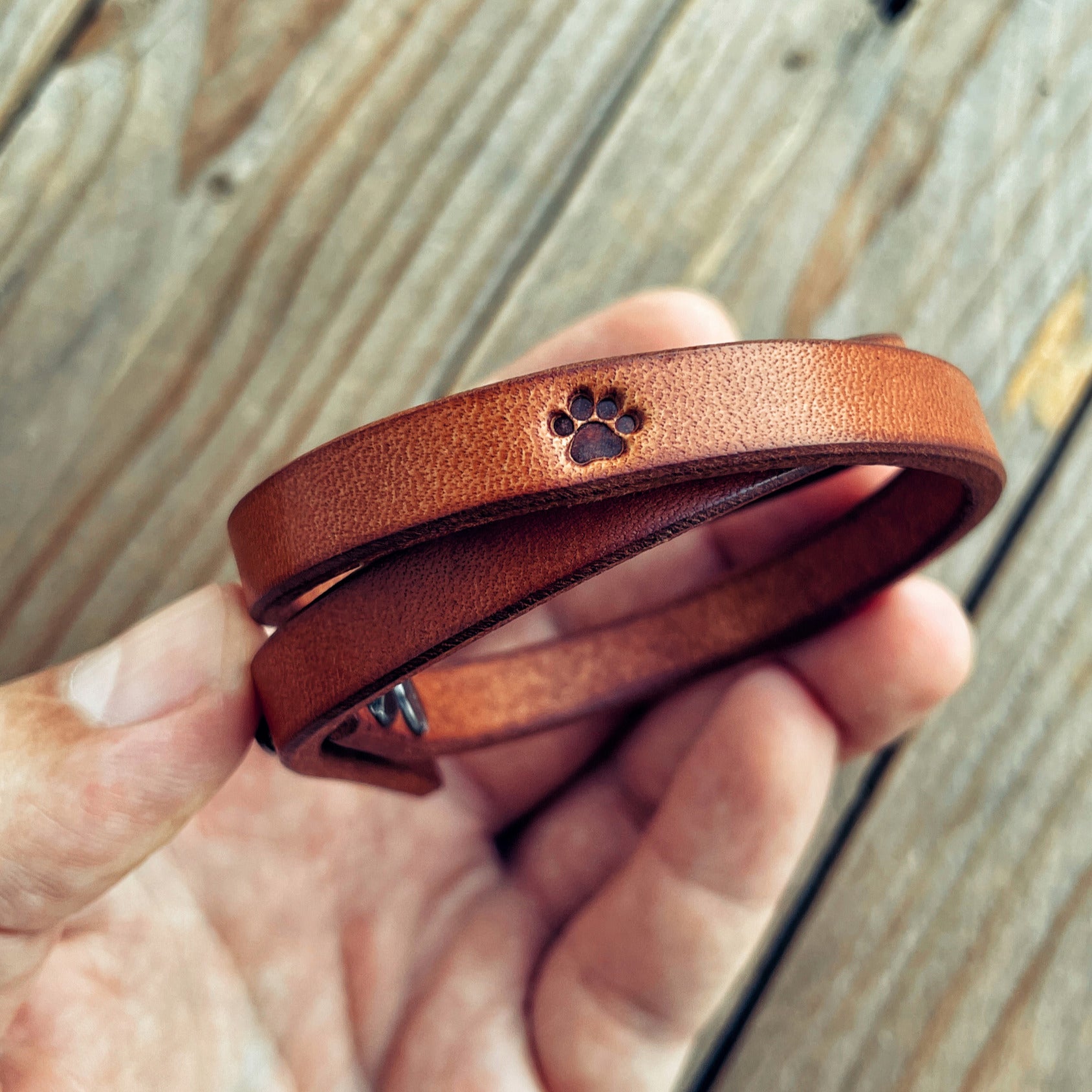 LOVECKY Leather kožený náramek s tlapkou  dvojitý – originální náramek pro milovníky psů a zvířat, ručně vyrobený z hovězí kůže.