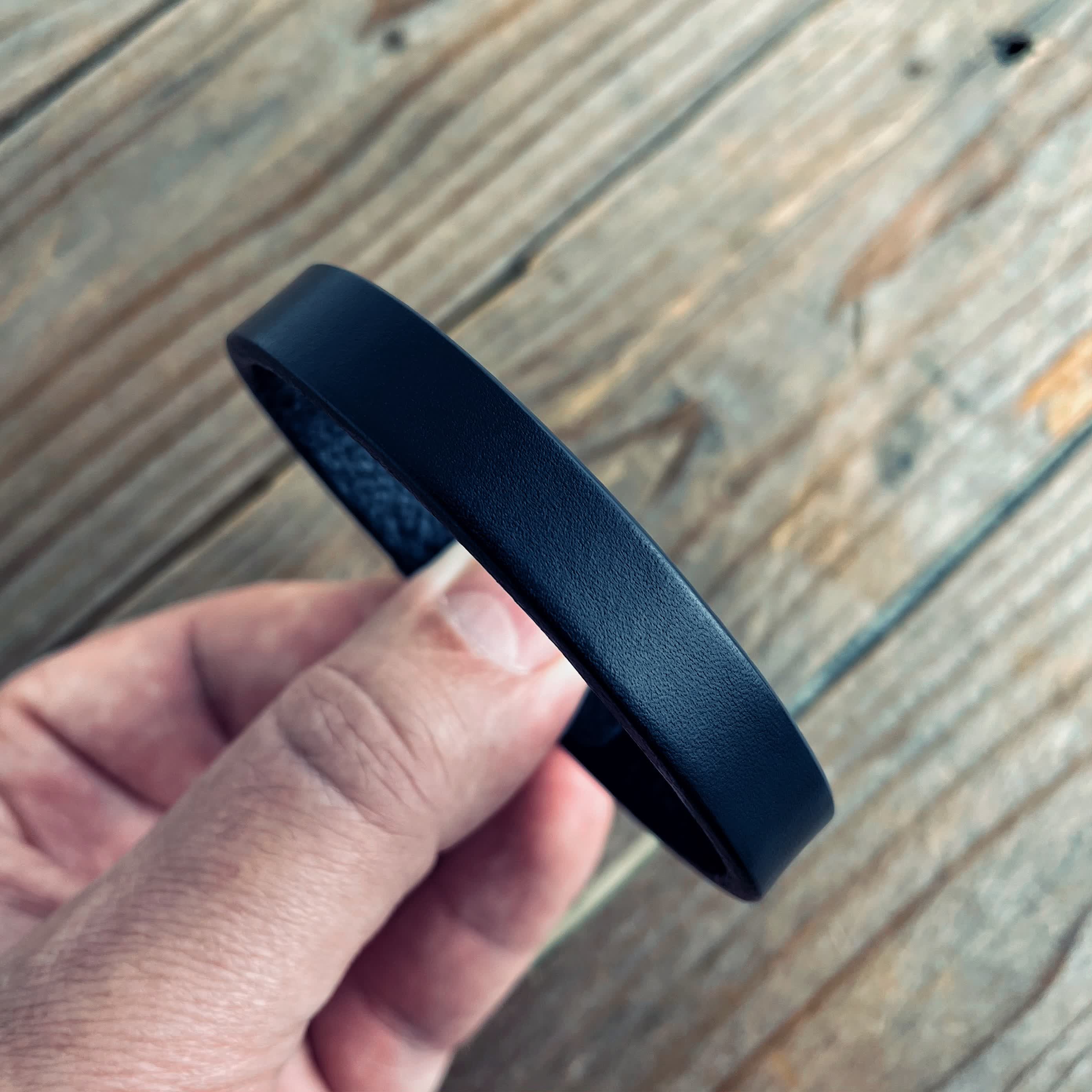 LOVECKY Leather kožený náramek s vlastním textem na míru – ruční výroba v ČR s možností ražby jména, data nebo iniciálů.