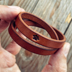 LOVECKY Leather kožený náramek 9 Dvojitý – detail ražby tlapky z pravé kůže