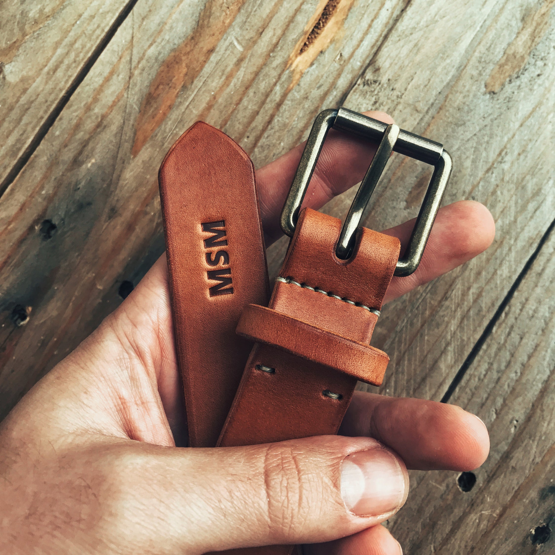 Lovecky Leather úzký kožený opasek 25 v hnědé barvě s ražbou monogramu – detail pravé kůže a kovové spony