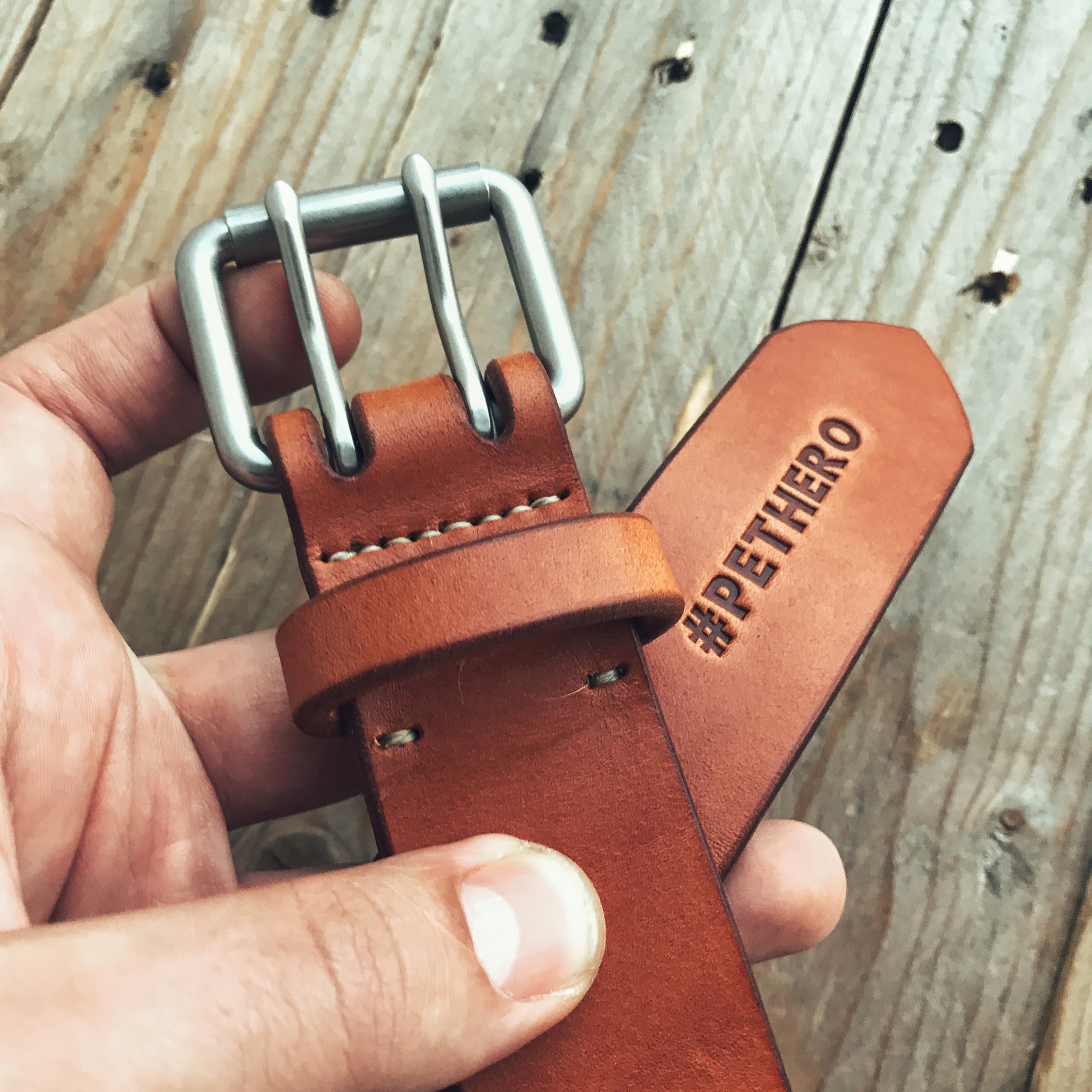 Lovecky Leather kožený opasek 38 s dvojitou přezkou (dva trny) – detail ražby věnování a kovové spony