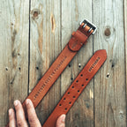 Lovecky Leather kožený opasek 38 s dvojitou přezkou – detail ražby vlastního textu na míru