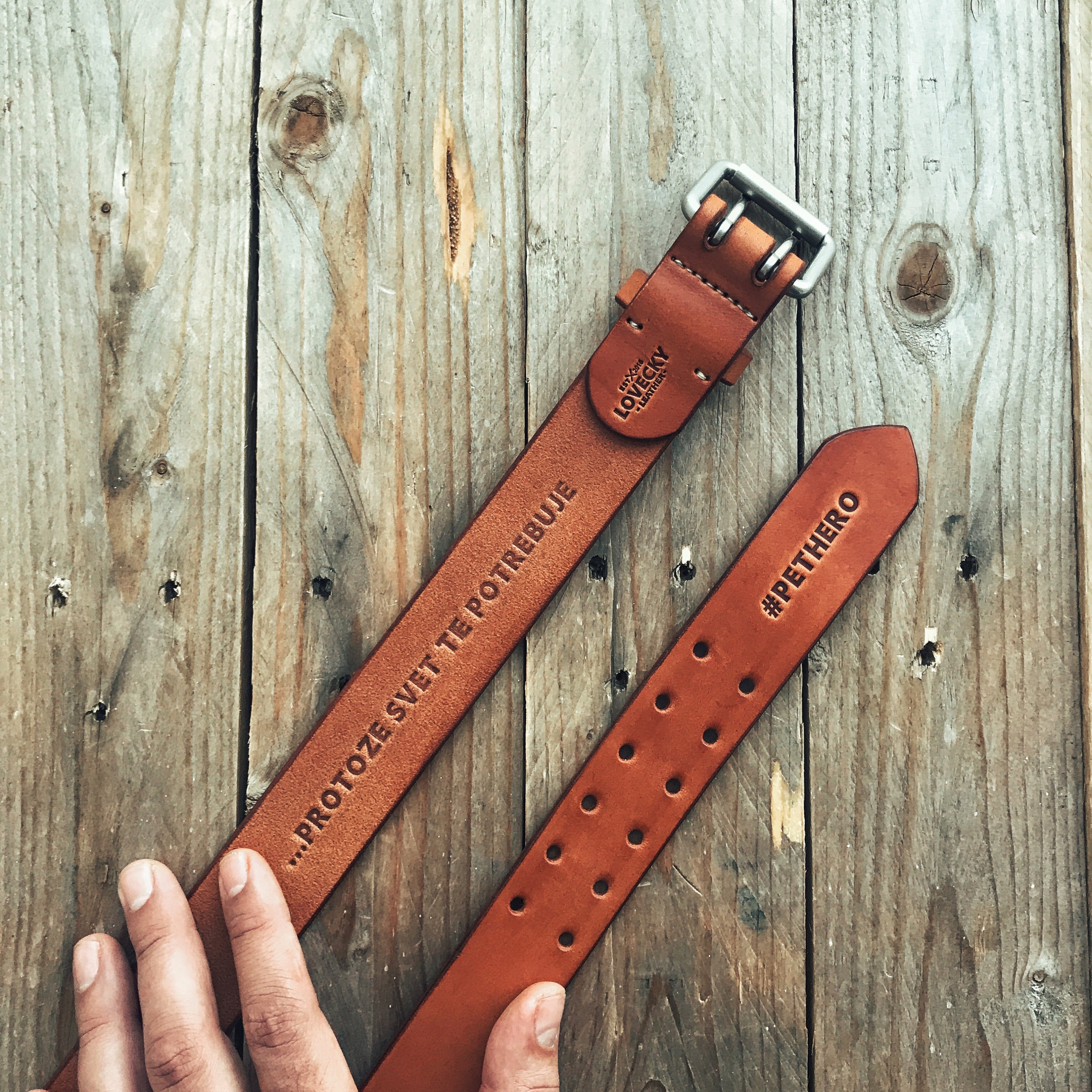 Lovecky Leather kožený opasek 38 s dvojitou přezkou – detail ražby vlastního textu na míru