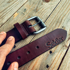 LOVECKY Leather kožený opasek 38 mm hnědý s monogramem – opasek na míru z pravé hovězí kůže, detail kovové spony a firemního loga