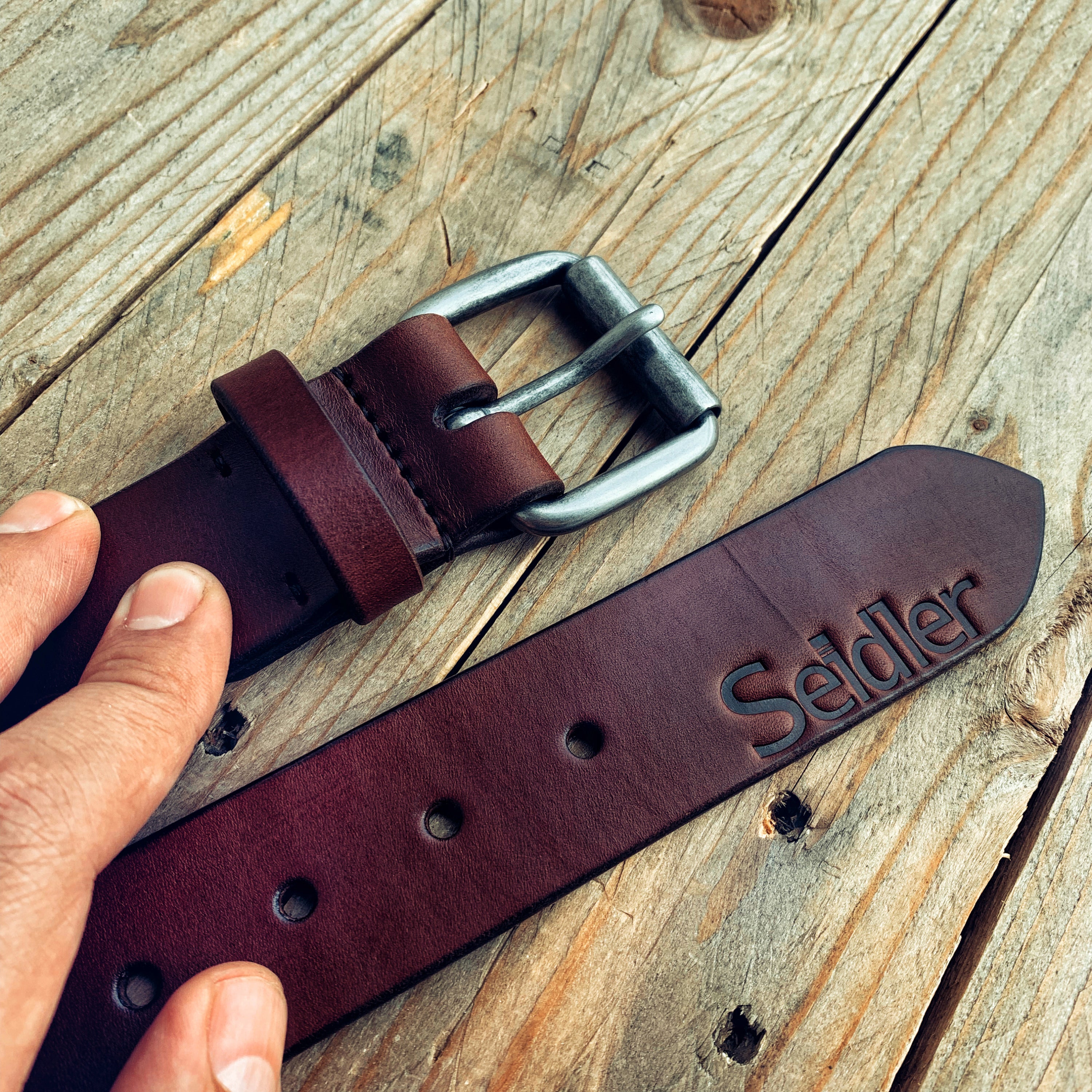 Lovecky Leather kožený opasek 38 mm hnědý s monogramem – opasek na míru z pravé hovězí kůže, detail kovové spony a firemního loga