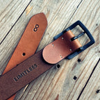 LOVECKY Leather kožený opasek 38 s vlastním textem LIMITLESS a symbolem nekonečna – ručně vyrobený opasek na míru z pravé hovězí kůže, zakázková výroba v brašnářství Brno.