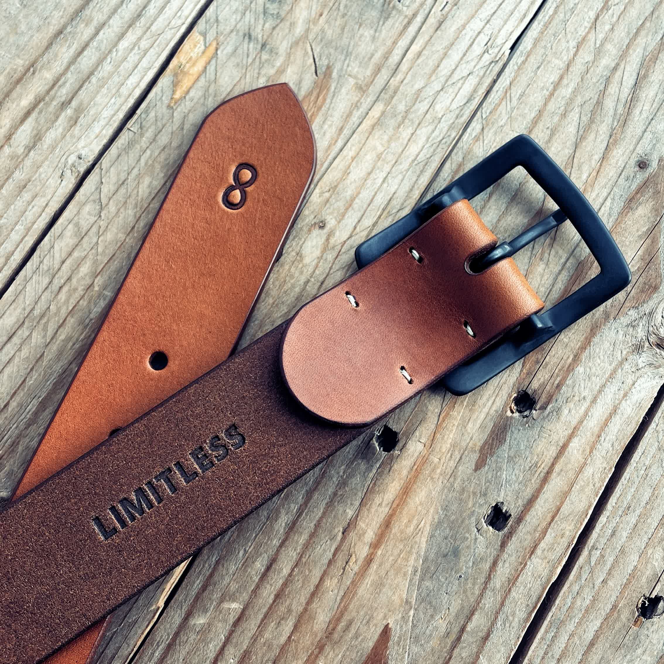 LOVECKY Leather kožený opasek 38 s vlastním textem LIMITLESS a symbolem nekonečna – ručně vyrobený opasek na míru z pravé hovězí kůže, zakázková výroba v brašnářství Brno.
