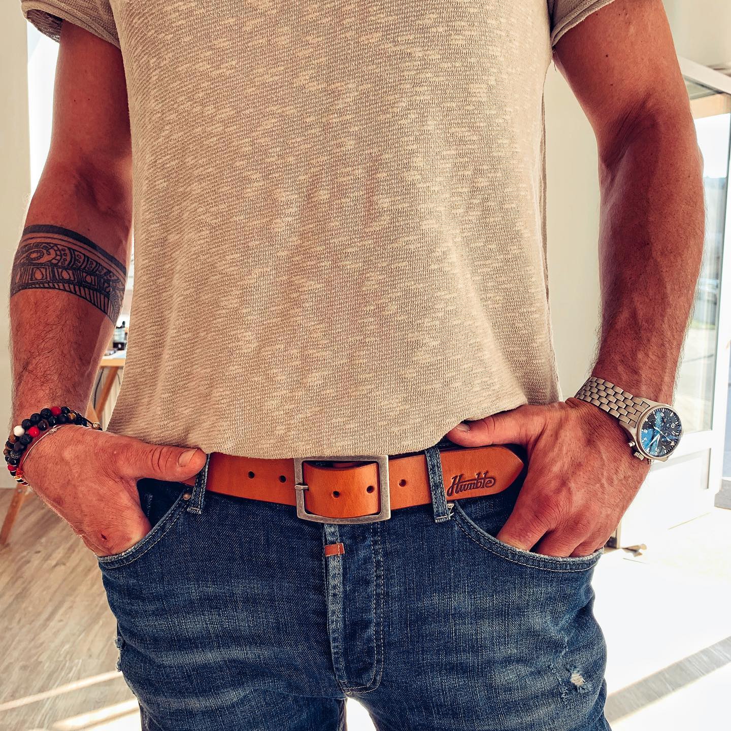 Lovecky Leather kožený opasek 38 světle hnědý – detail opasku s kovovou sponou v riflích a ražbou firemního loga