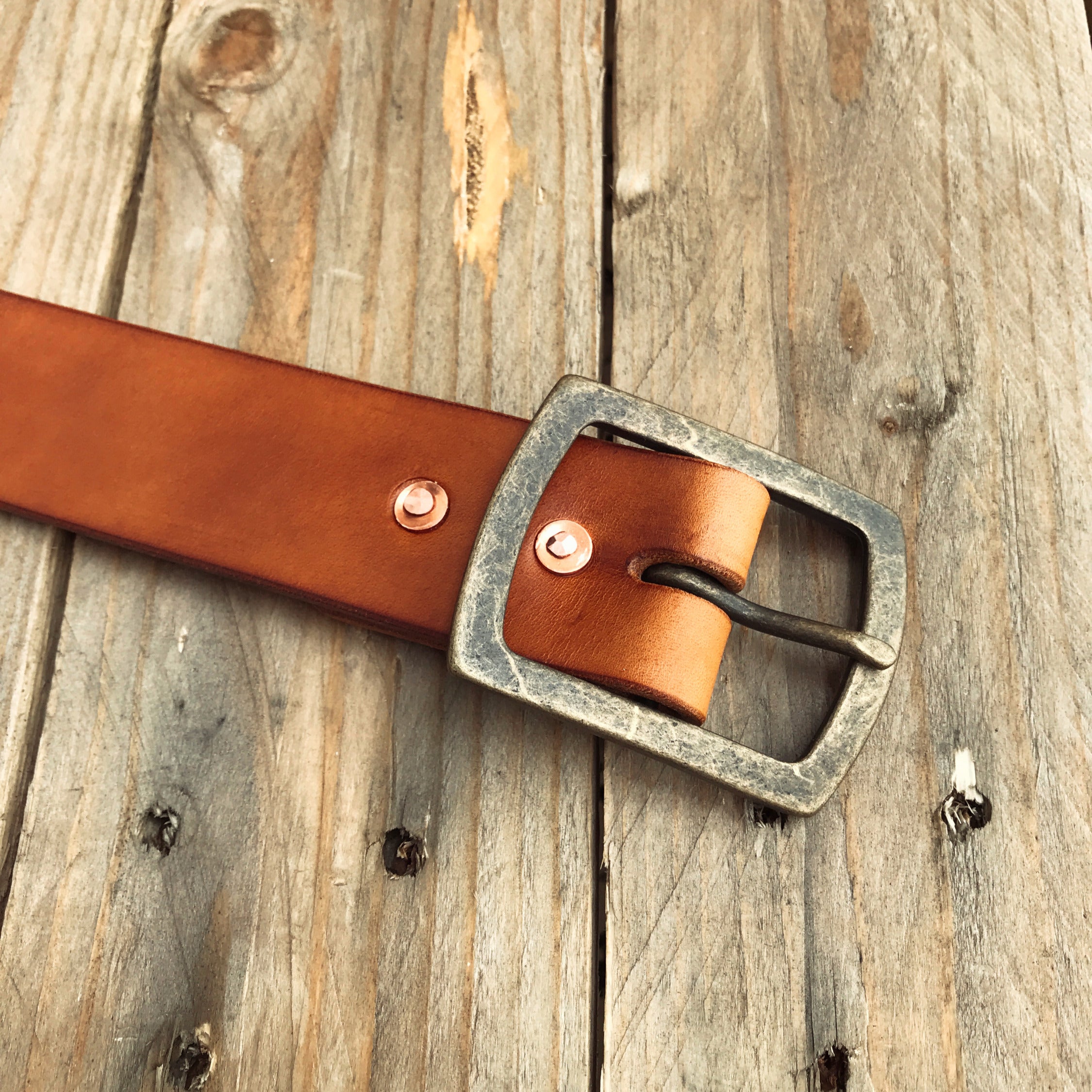 Lovecky Leather kožený opasek 38 světle hnědý s masivní sponou (přezkou) – detail pravé kůže a kovové spony