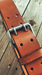 Lovecky Leather kožený opasek 43 s dvojitou sponou (dva trny) hnědý – detail kovové přezky, ručně vyrobený z pravé hovězí kůže.