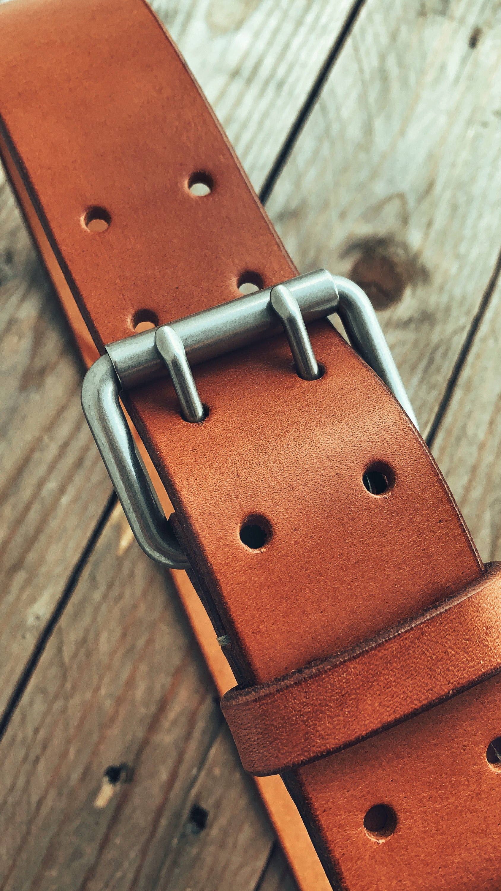 Lovecky Leather kožený opasek 43 s dvojitou sponou (dva trny) hnědý – detail kovové přezky, ručně vyrobený z pravé hovězí kůže.