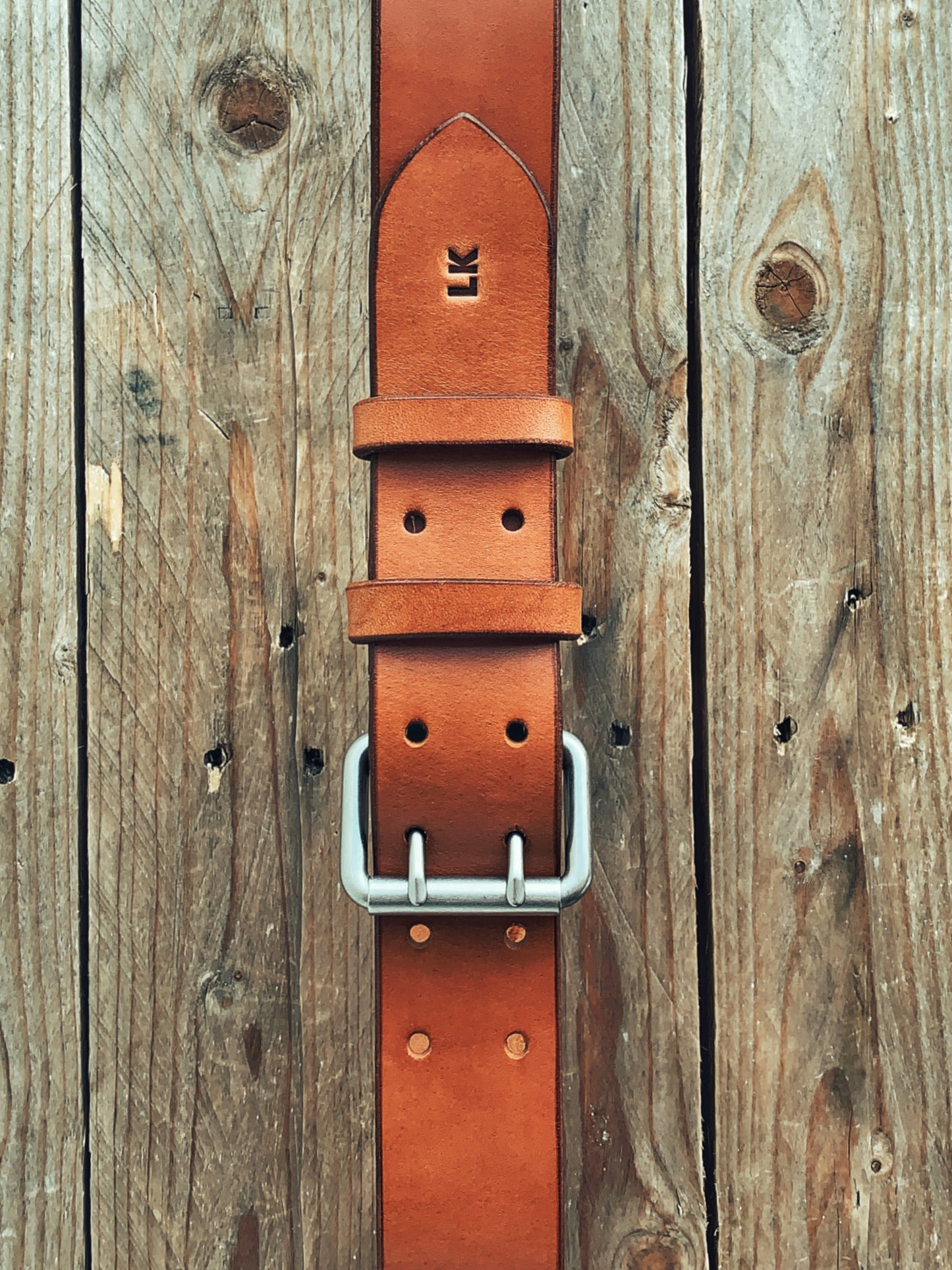 Lovecky Leather kožený opasek 43 s dvojitou sponou světle hnědý – detail ražby iniciálů, široký pánský kožený opasek, ruční výroba v ČR.