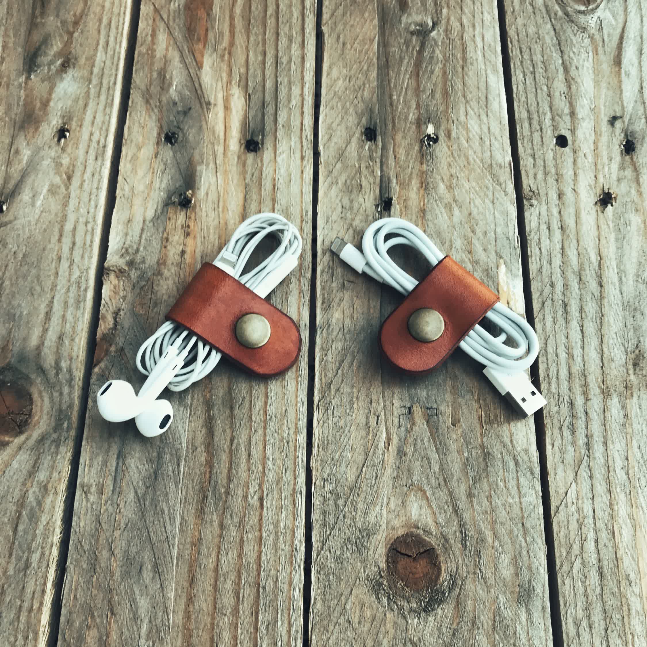 Lovecky Leather kožený organizér na kabely a sluchátka – pohled na cestovní sadu dvou kusů s kabely ve světle hnědé barvě.