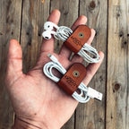 LOVECKY Leather kožený organizér na kabely a sluchátka pro uspořádání zamotaných kabelů - pohled na sadu dvou kusů s kabely